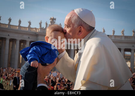 La cité du Vatican. 8 octobre, 2014. Le pape François, l'Audience générale Place Saint Pierre - 08 Oct 2014 Credit : Realy Easy Star/Alamy Live News Banque D'Images