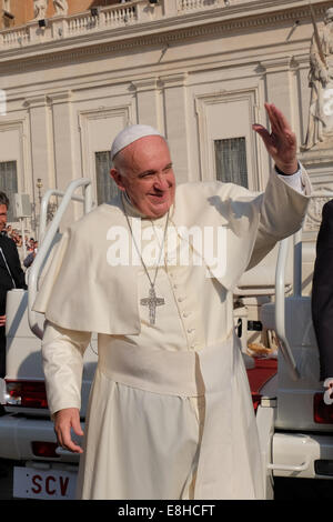 La cité du Vatican. 8 octobre, 2014. Le pape François, l'Audience générale Place Saint Pierre - 08 Oct 2014 Credit : Realy Easy Star/Alamy Live News Banque D'Images