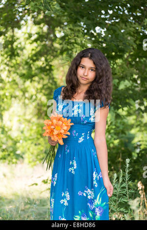 Teen girl avec des cheveux noirs bouclés sur la nature Banque D'Images