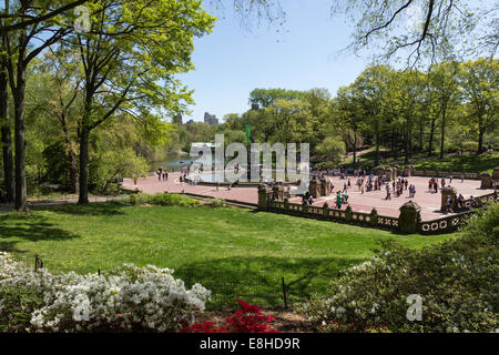 Les touristes appréciant Bethesda Terrace, Central Park, NYC Banque D'Images