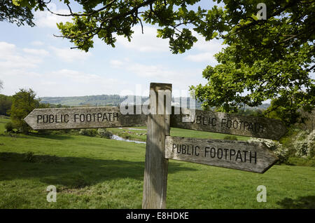 Sentier Public signes, Surrey Hills, près de Dorking, Surrey, UK Banque D'Images