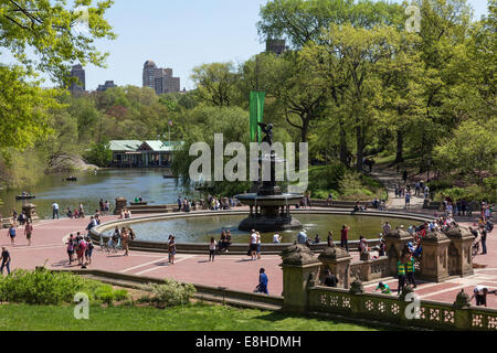 Les touristes appréciant Bethesda Terrace, Central Park, NYC Banque D'Images