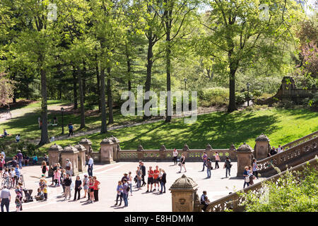 Les touristes appréciant Bethesda Terrace, Central Park, NYC Banque D'Images