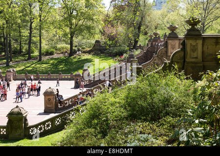 Les touristes appréciant Bethesda Terrace, Central Park, NYC Banque D'Images