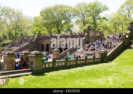 Les touristes appréciant Bethesda Terrace, Central Park, NYC Banque D'Images