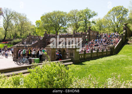 Les touristes appréciant Bethesda Terrace, Central Park, NYC Banque D'Images