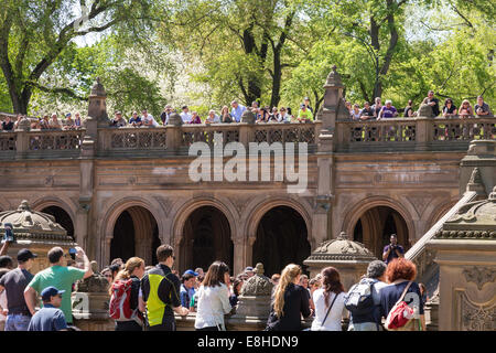 Les touristes appréciant Bethesda Terrace, Central Park, NYC Banque D'Images