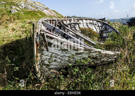 Vieux Bateau de pêche lentement en cours de récupération par nature, Bhaltos Village, Isle Of Lewis, Scotland UK Hébrides Banque D'Images