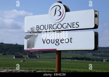 Panneau routier Vougeot pour la Route des Grands Crus de la grande route.wines.name d'un itinéraire touristique situé en Bourgogne France. Banque D'Images