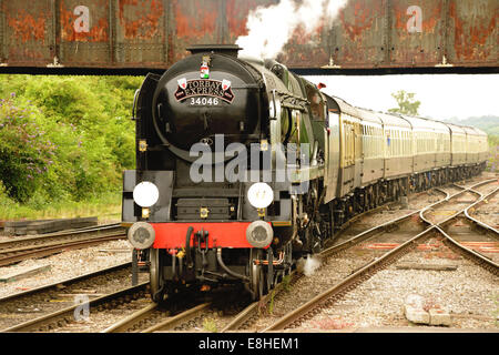 L'excursion à vapeur « Torbay Express » arrivant à Westbury, ramenée par la classe de pays ouest du Pacifique n° 34046 « Braunton ». 13th juillet 2014. Banque D'Images