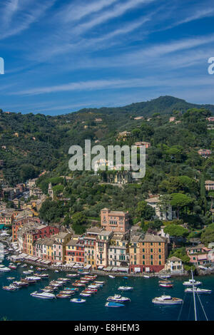 Portofino vu de Château Brown en hauteur sur la falaise, Ligurie, Italie. Banque D'Images