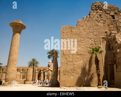 Egypte, Louxor, Temple de Karnak, le colosse de Ramsès II, avec Nefertiti à ses pieds Banque D'Images