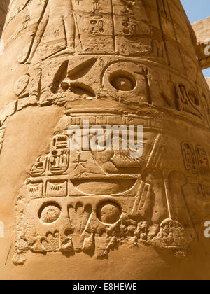 Egypte, Louxor, Temple de Karnak, bas-reliefs et des hiéroglyphes sur des colonnes de salle hypostyle Banque D'Images