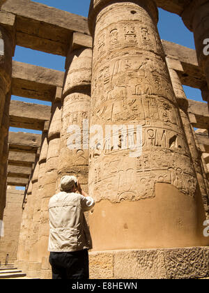 Egypte, Louxor, Temple de Karnak, senior'entre les colonnes d'une grande salle hypostyle Banque D'Images