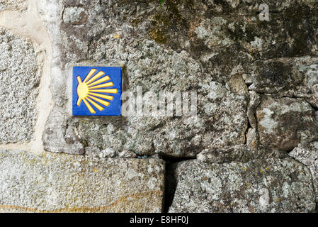 Panneau Road Santiago sur un mur de granit. Espagne Banque D'Images