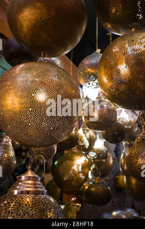 La verticale de près de l'abat-jour métallique traditionnelle dans les souks de Marrakech. Banque D'Images
