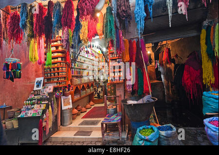 Vue horizontale des écheveaux de laine coloré accroché à l'extérieur d'une boutique dans les souks de Marrakech. Banque D'Images