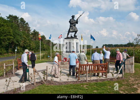 Les touristes britanniques visitant la nouvelle statue commémorative de 2014 dans Black Watch au coin, Bois du Polygone, près d'Ypres, Belgique Banque D'Images