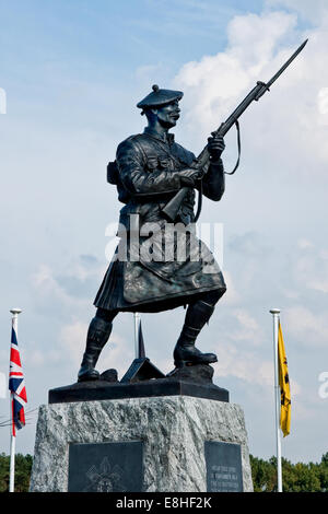 Statue d'un soldat Black Watch, érigée en 2014 à Black Watch Corner, Bois du Polygone, près d'Ypres, à l'occasion du centenaire de la PREMIÈRE GUERRE MONDIALE Banque D'Images