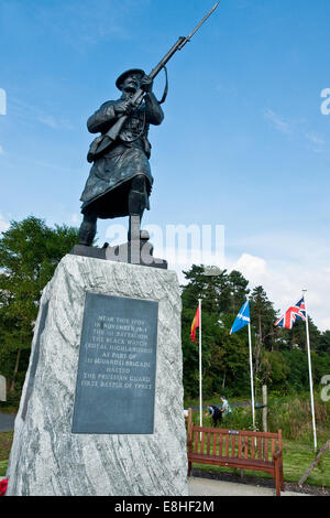 Statue d'un soldat Black Watch, érigée en 2014 à Black Watch Corner, Bois du Polygone, près d'Ypres, à l'occasion du centenaire de la PREMIÈRE GUERRE MONDIALE Banque D'Images