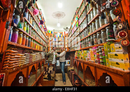 Portrait d'un horizontal touristique de l'ouest d'être servi dans une boutique d'épices dans les souks de Marrakech. Banque D'Images