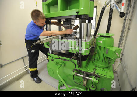 Vsetin, République tchèque. 8 octobre, 2014. Austin détonateur, un producteur tchèque de détonateurs utilisés dans l'industrie minière et l'industrie, a construit une nouvelle installation de production pour KC80m de Vsetin, en République tchèque, le Mardi, Octobre 8, 2014. © CTK/Alamy Live News Banque D'Images