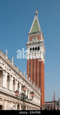 St Marks Clocher vu de la lagune fin de la Piazza San Marco Venise Italie avec ciel bleu et pied de lampe CLOCHER ST MARC C Banque D'Images