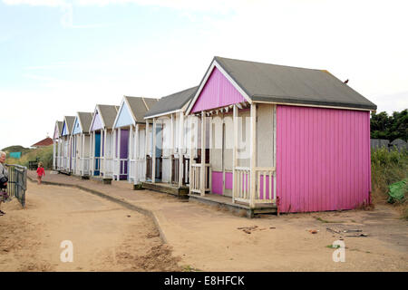 En bois d'un groupe de cabanes de plage sur la promenade entre Frances et Sutton on Sea, Mablethorpe, Lincolnshire, Angleterre, Royaume-Uni. Banque D'Images