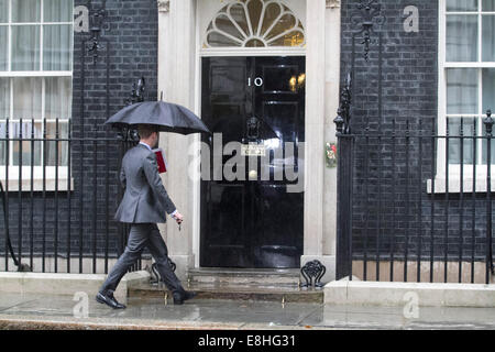 Westminster London, UK. 8e octobre 2014. Downing Street n'a pas épargné les précipitations sur un jour d'automne humide à Londres : Crédit amer ghazzal/Alamy Live News Banque D'Images