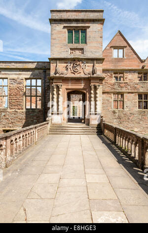 Le 19ème siècle pont menant à la Chambre à la 12ème siècle, l'abbaye de Rufford Rufford Abbey Country Park, Lancashire, England, UK Banque D'Images