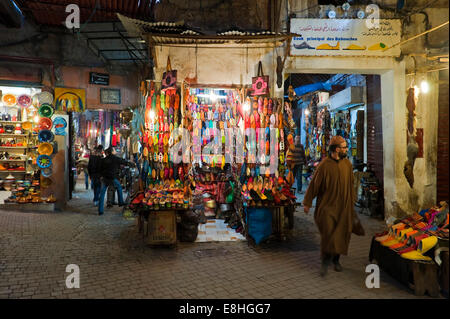 Vue horizontale de personnes marchant dans les souks de Marrakech. Banque D'Images