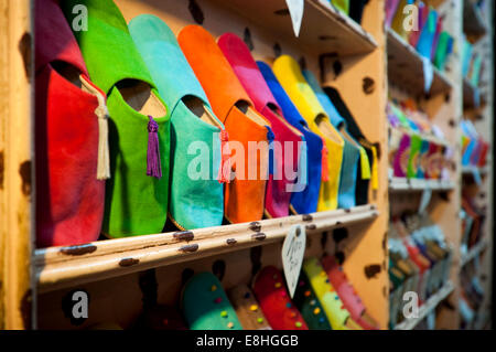 Close up of horizontal en daim coloré chaussures en vente dans les souks de Marrakech. Banque D'Images