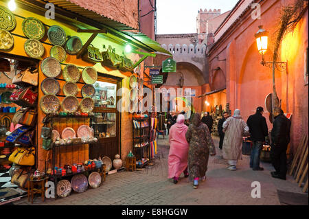 Vue horizontale de personnes marchant dans les souks de Marrakech. Banque D'Images