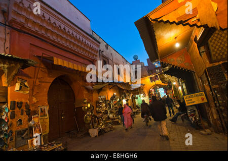 Vue horizontale de personnes marchant dans les souks de Marrakech. Banque D'Images