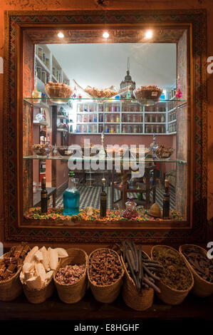 Vue verticale d'un apothicaire traditionnelles avant la boutique en vitrine les souks de Marrakech. Banque D'Images