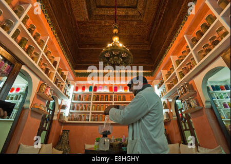 Vue intérieure d'un horizontal, l'apothicaire chimiste berbère aka, magasiner dans les souks de Marrakech. Banque D'Images