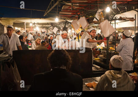 Après une vue horizontale de la station de cuisson à un blocage de l'alimentation à la place Jemaa el Fna (Place Djemaa el Fna à Marrakech la nuit. Banque D'Images