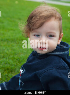 9 mois bébé garçon portrait piscine dans le parc. Banque D'Images