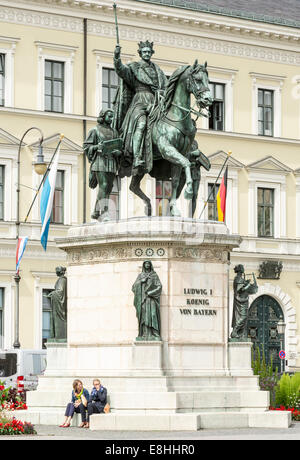 MUNICH, ALLEMAGNE - le 25 août : les touristes au monument du roi Louis I à Munich, Allemagne le 25 août 2014. Banque D'Images