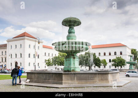 MUNICH, ALLEMAGNE - le 25 août : les touristes au Ludwig Maximilian University of Munich, Allemagne le 25 août 2014. Banque D'Images