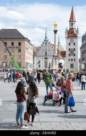 MUNICH, ALLEMAGNE - le 25 août : les touristes sur la Marienplatz à Munich, Allemagne le 25 août 2014. Banque D'Images