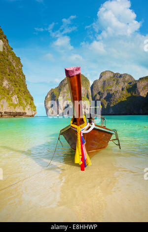 Thaï traditionnel bateau "long tail", la Thaïlande l'île de Phi-Phi. Banque D'Images
