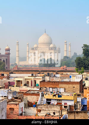Les quartiers pauvres de la ville et luxueux hôtel Taj Mahal. Agra, Inde Banque D'Images