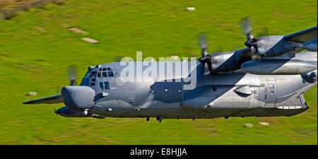 MC-130H Combat Talon bas niveau USAFE battant la formation au Pays de Galles Banque D'Images