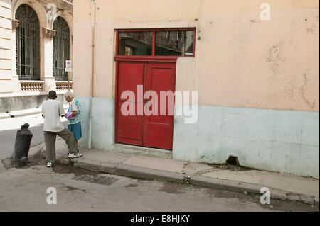 Deux jeunes Cubains parlent au coin de la rue dans la vieille Havane, Cuba Banque D'Images