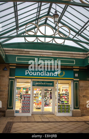 Poundland store d'escompte dans les casernes Hillsbourgh Sheffield UK Banque D'Images