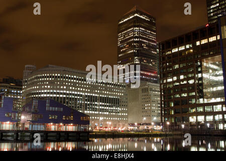 One Canada Square et les édifices dans le quartier financier de Canary Wharf Banque D'Images