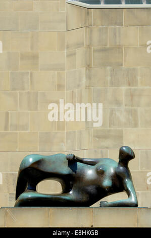 Leeds, UK. Henry Moore à l'extérieur de la femme allongée Leeds Art Gallery. Banque D'Images