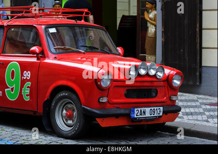 Une vieille voiture rouge à l'extérieur salon de massage thaïlandais dans la ville de Prague, République tchèque. Banque D'Images