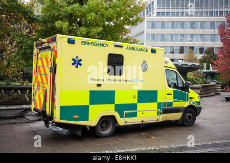 Yorkshire Ambulance Service dans le véhicule des jardins de la paix du centre-ville de Sheffield, South Yorkshire, UK Banque D'Images